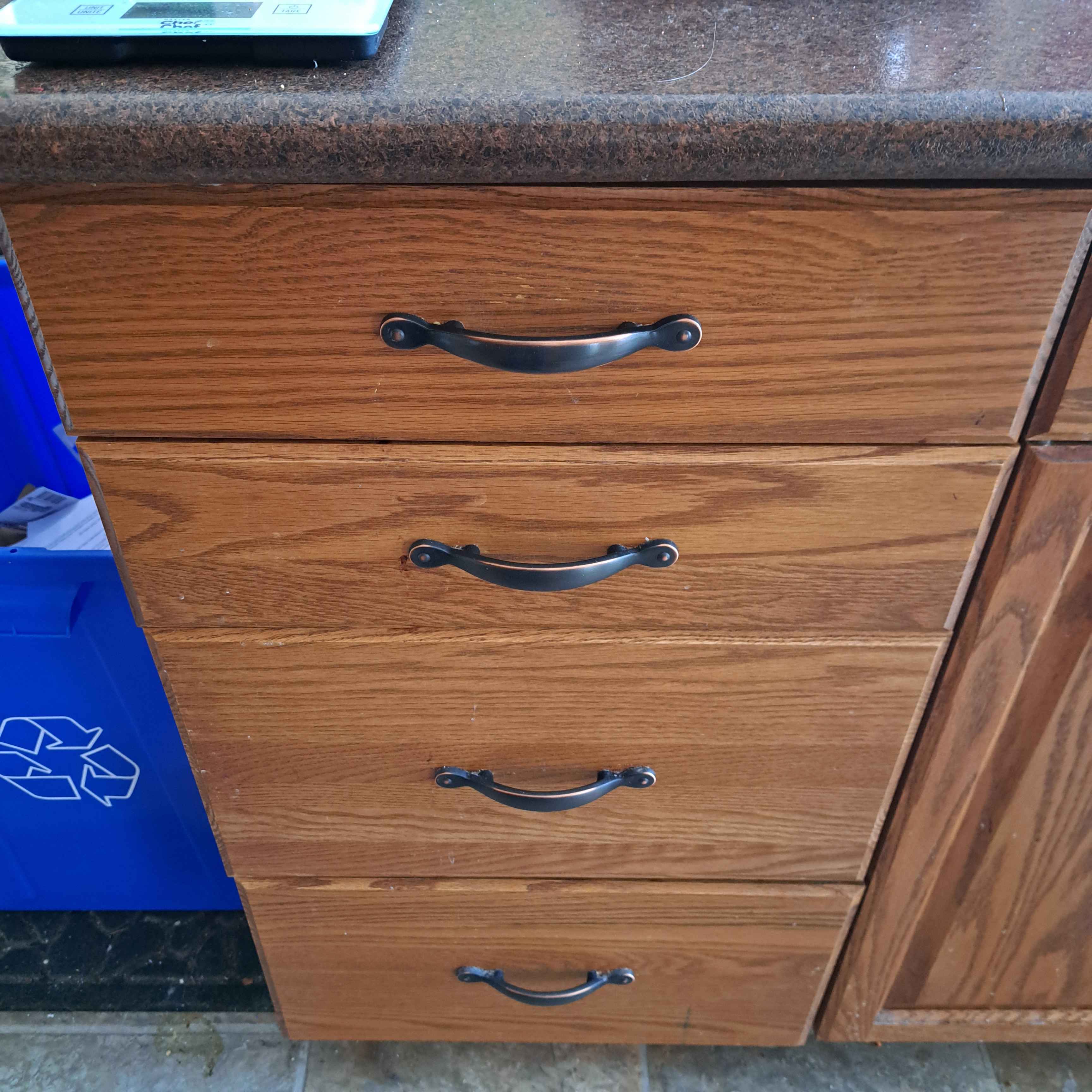 the semi smooth sliding of drawers<br><audio controls src='audio/drawer.mp3'></audio>