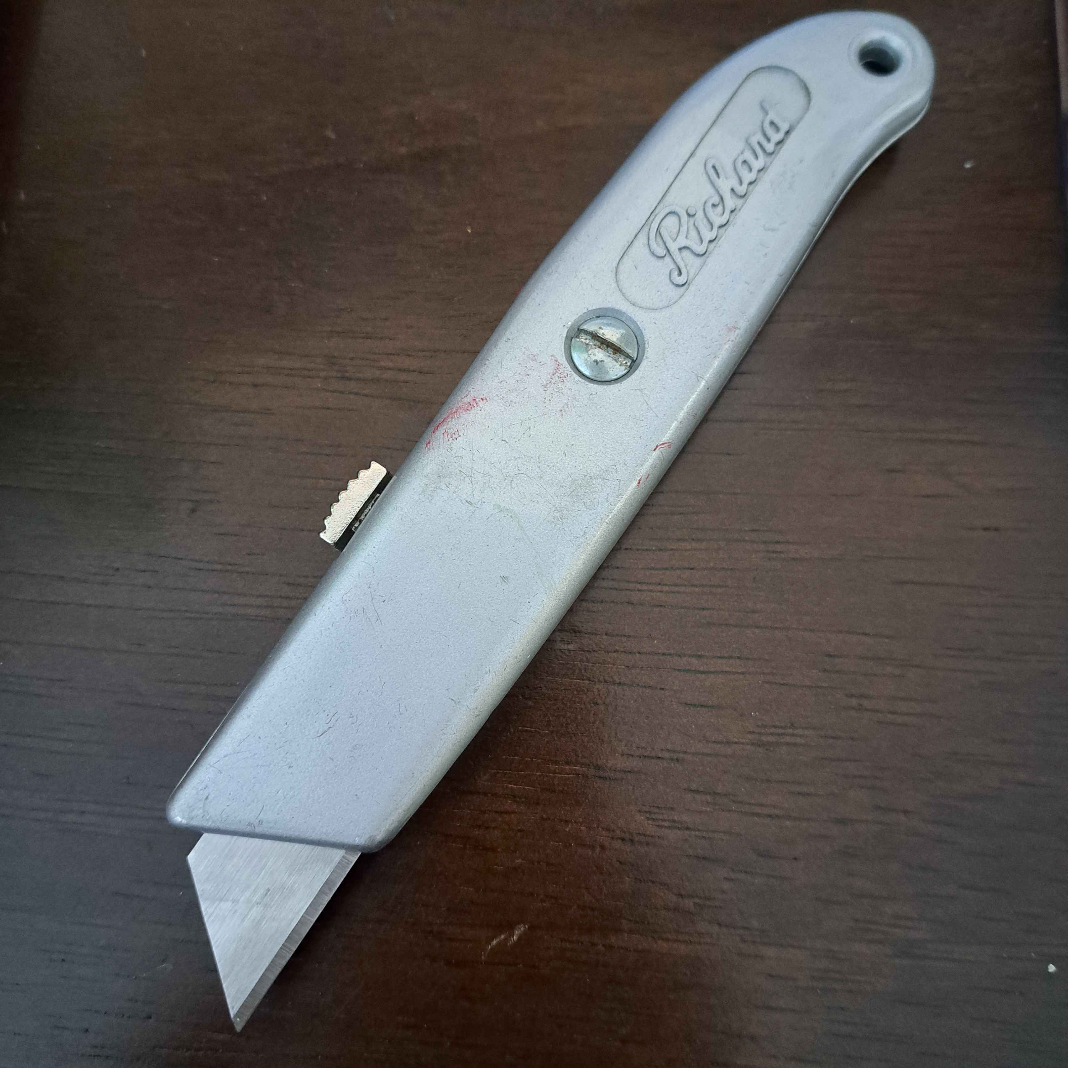 similar to scissors, not the safest fidget but sounds cool<br><audio controls src='audio/knife.mp3'></audio>